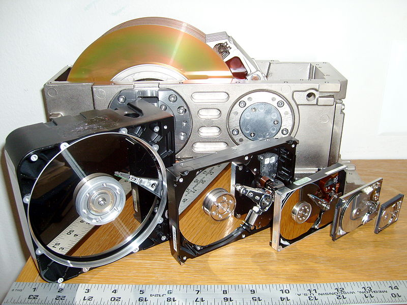 Разные поколения жестких дисков.
