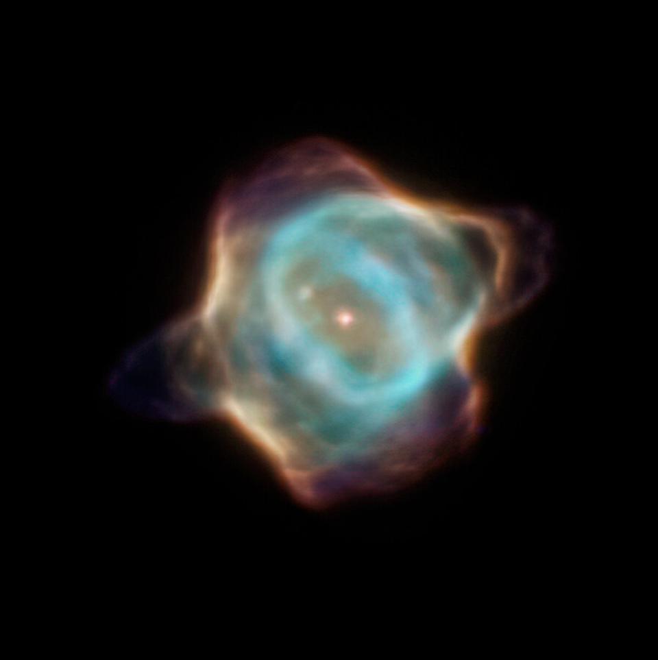 Умирающая звезда гаснет на глазах у телескопа Хаббл - 12