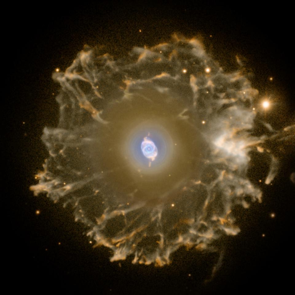 Умирающая звезда гаснет на глазах у телескопа Хаббл - 6