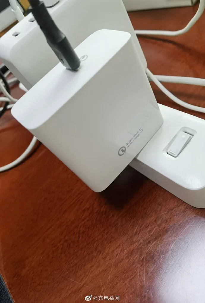 Живое фото первого зарядного устройства Quick Charge 5 позволяет оценить его габариты