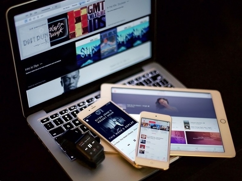 Положил и заряжаешь: MacBook сможет заряжать iPhone и Apple Watch без проводов