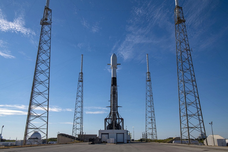 SpaceX сегодня планирует запустить рекордное количество спутников с помощью одной ракеты-носителя