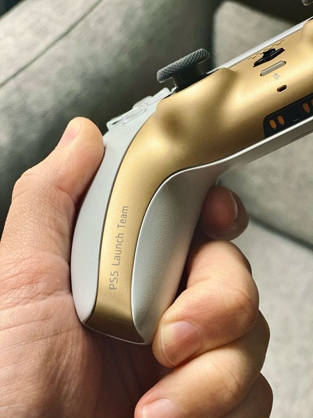 Уникальный бело-золотой DualSense, который вы никак не сможете купить