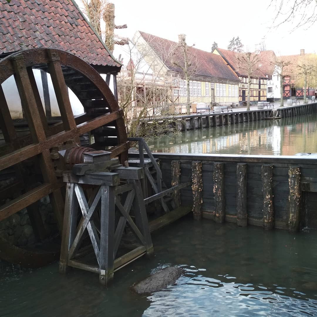 Старое водяное колесо в музее Den Gamle By.