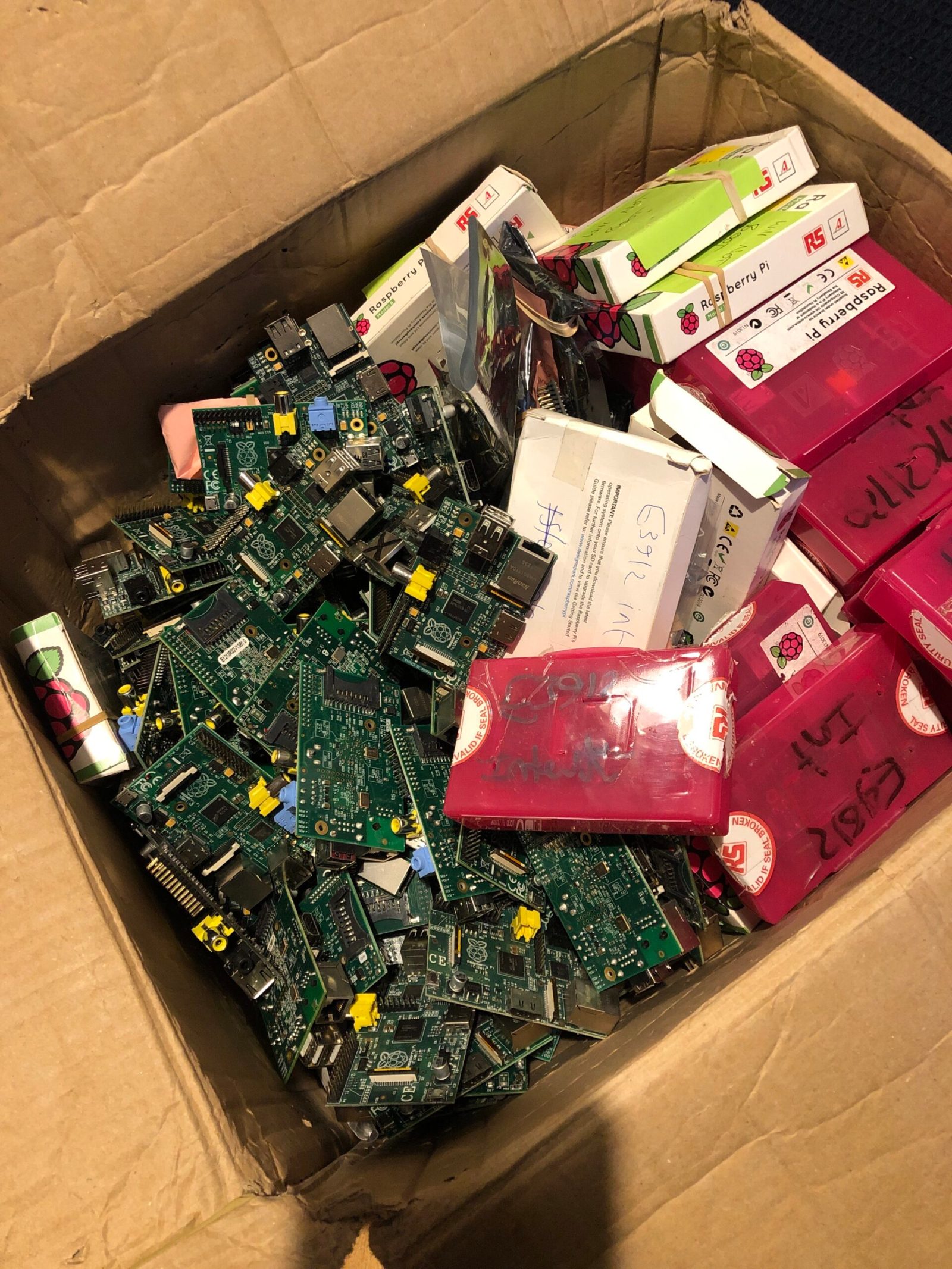 Инженер купил 220 нерабочих плат Raspberry Pi Model B и начал их ремонтировать - 1