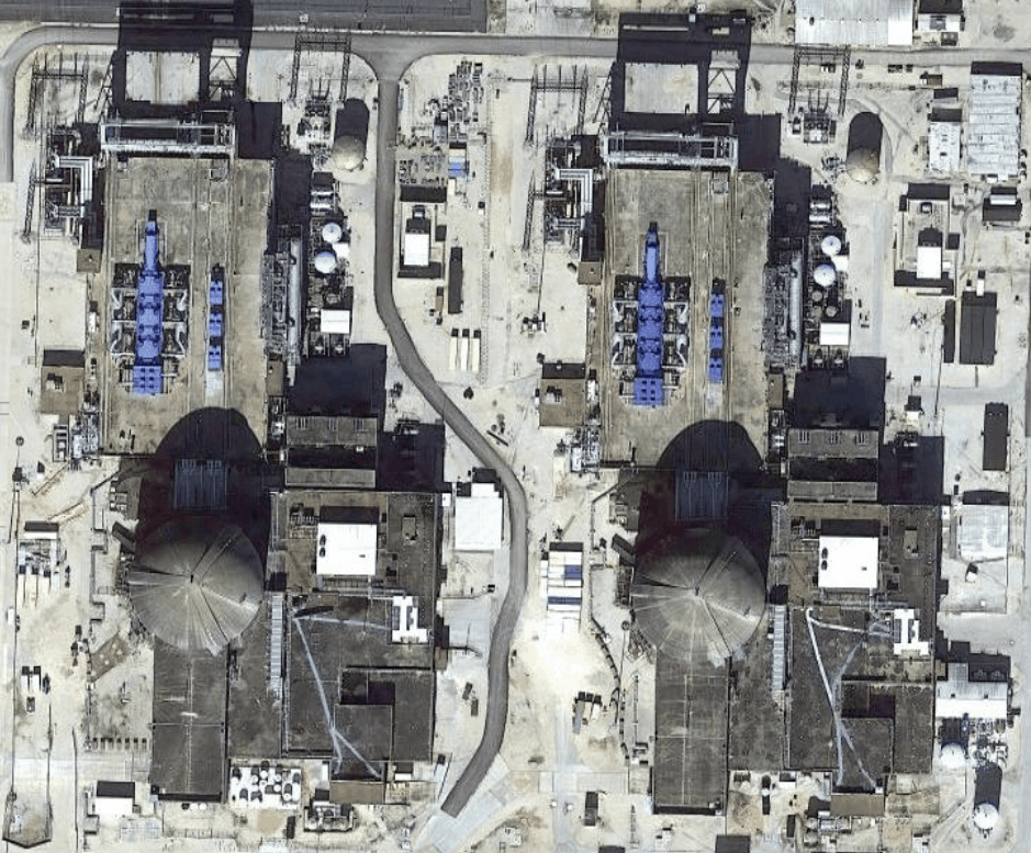 АЭС South Texas Project, один из блоков которой был отключен из-за замерзания датчика. Синим видны турбины на машзалах.
