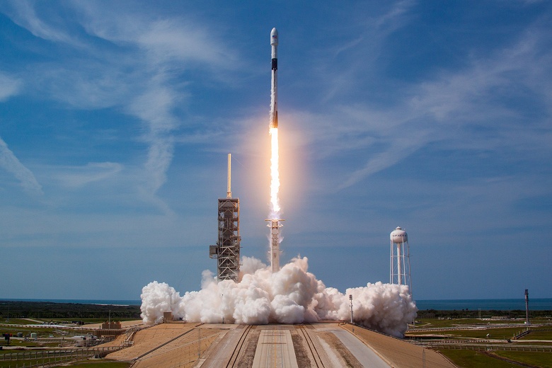SpaceX празднует победу: ракета Falcon 9 вывела на орбиту спутники Starlink и вернулась на Землю