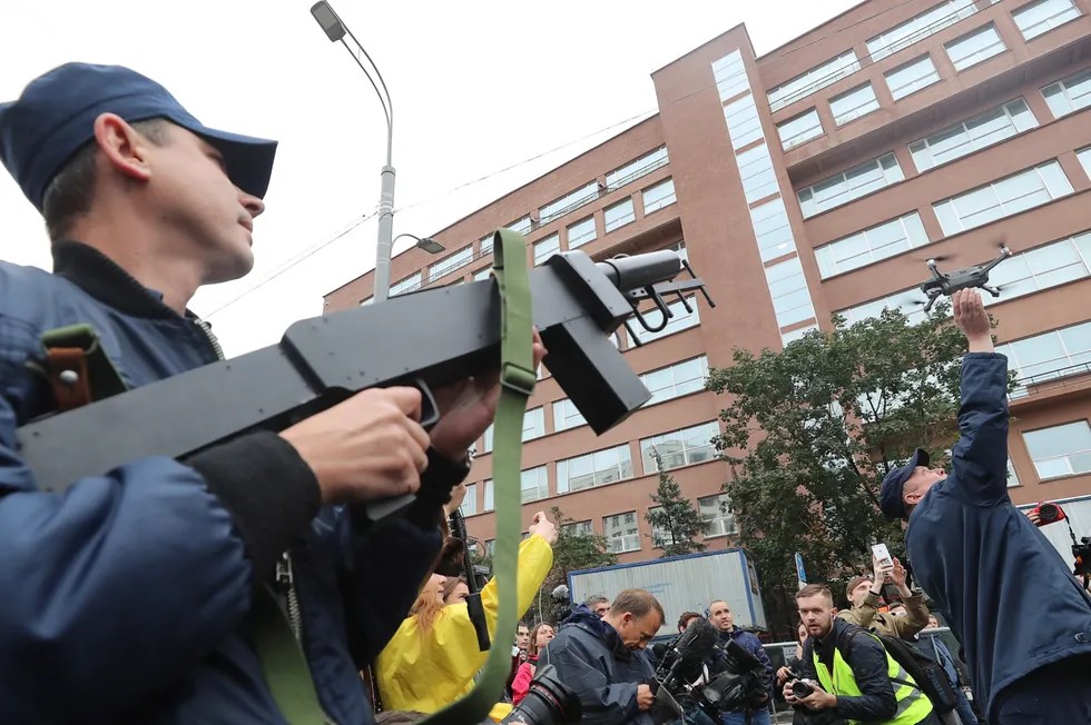 На снимке – захват подразделением силовиков дрона DJI Mavic 2 Pro в Москве на митинге 10 августа 2019 году с помощью электромагнитной пушки