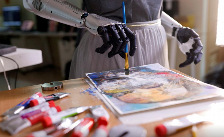Картина, написанная роботом, продана почти за 700 000 долларов