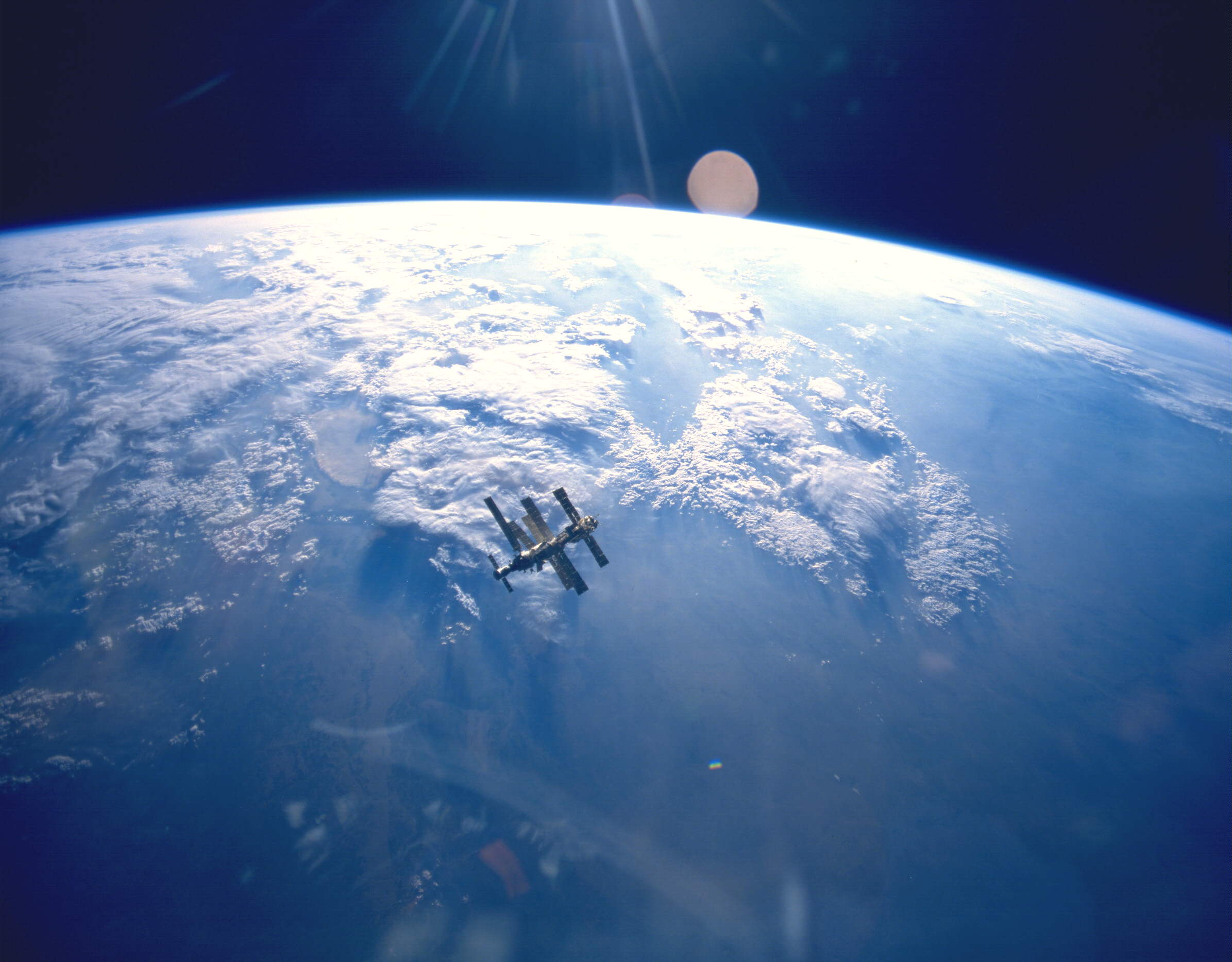 Мир в кадре экипажа космического корабля "Атлантис" во время STS-71 - НАСА