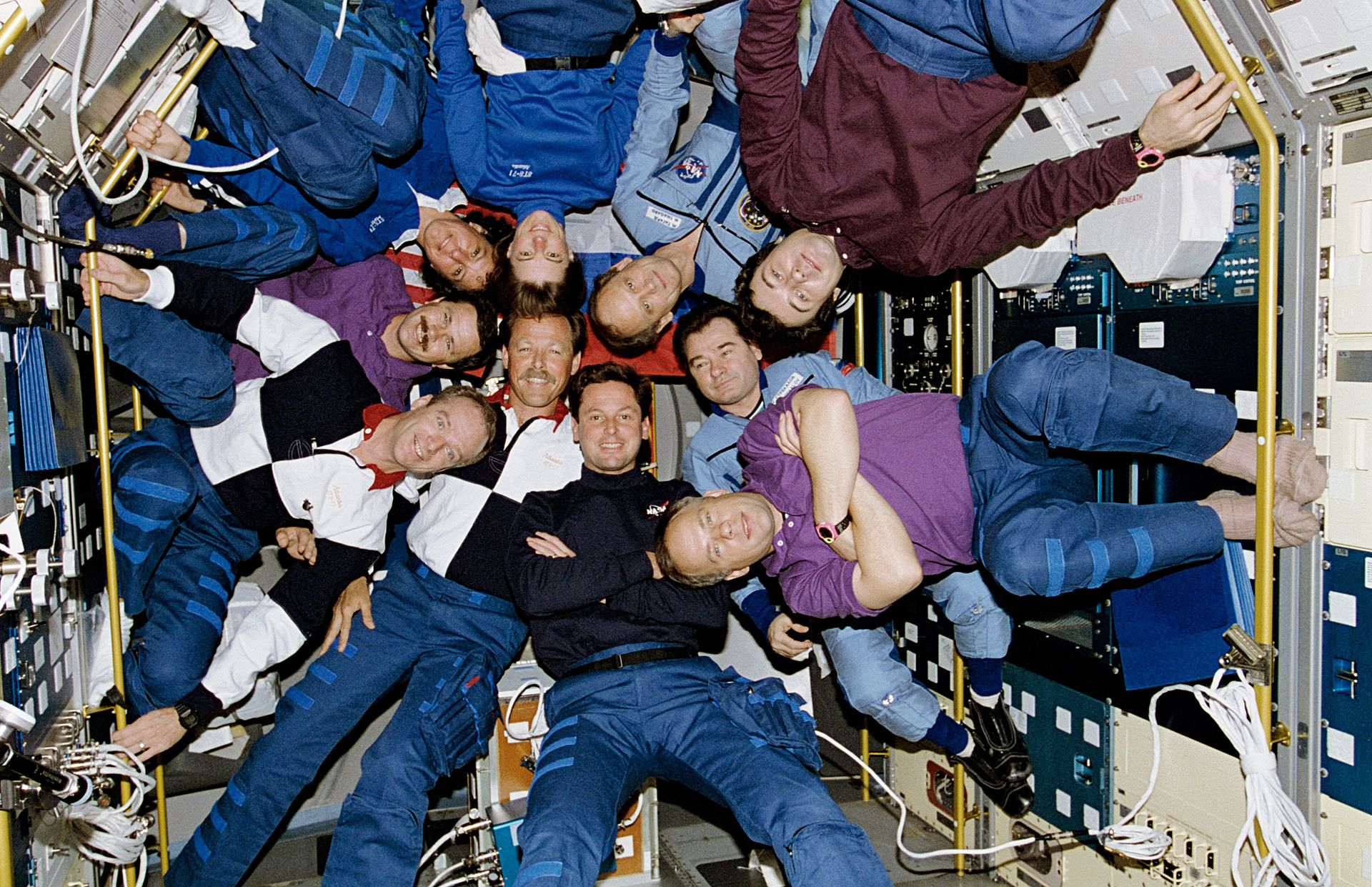 Экипажи STS-71, EO-18 и EO-19 на борту «Мир» - NASA