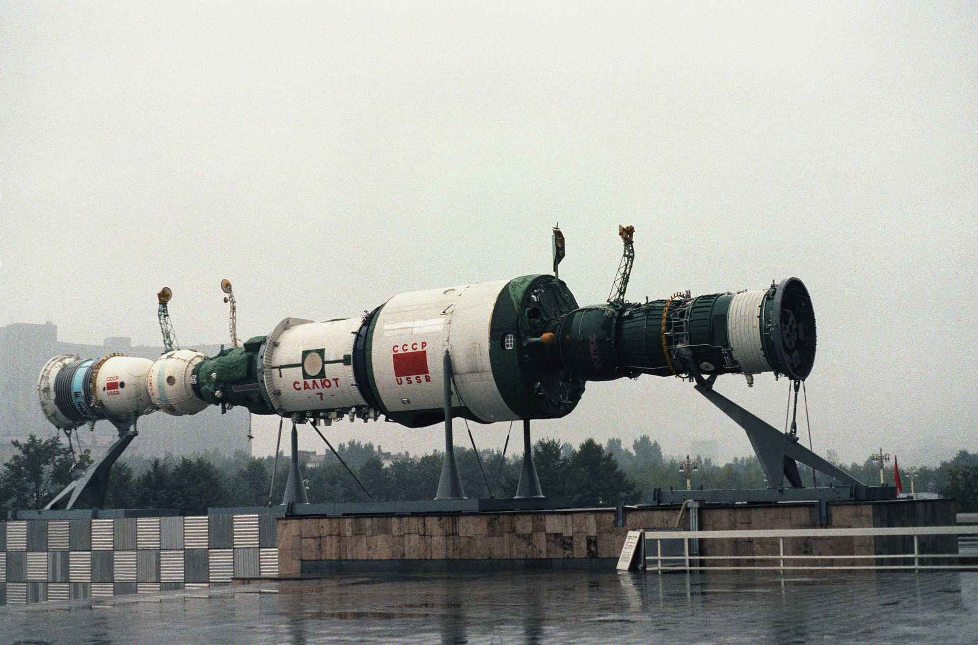 Масштабная модель «Салюта-7» с пристыкованными космическими кораблями «Союз» и «Прогресс» на выставке в Москве, Россия - предоставлено Дон С. Монтгомери, USN (в отставке).