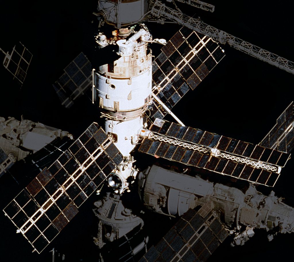 Основной модуль "Мир" выделен на снимке с космического корабля «Атлантис» во время STS-71 - НАСА.