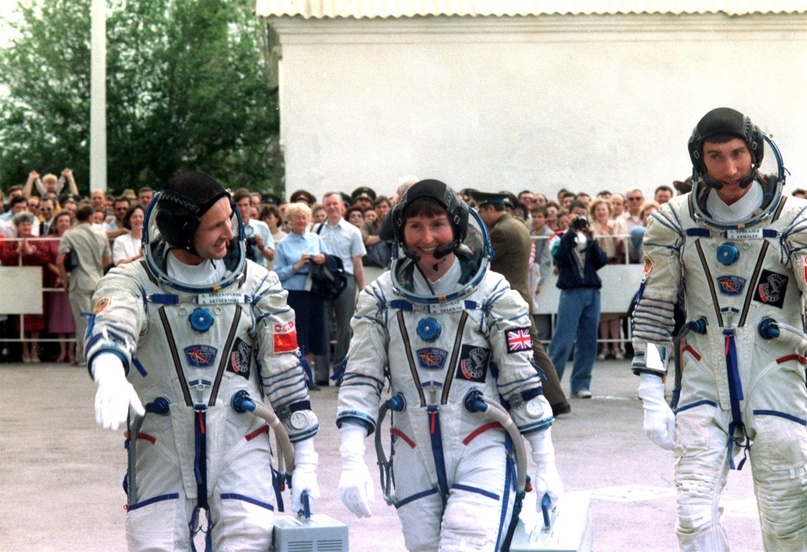 Экипаж корабля «Союз ТМ-12», слева направо: Анатолий Арцебарский, Елена Шарман и Сергей Крикалёв - ТАСС.
