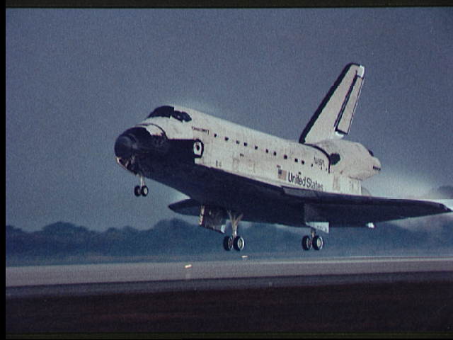 Space Shuttle Discovery приземляется на взлетно-посадочной полосе 15 в Космическом центре Кеннеди в конце STS-63 - НАСА