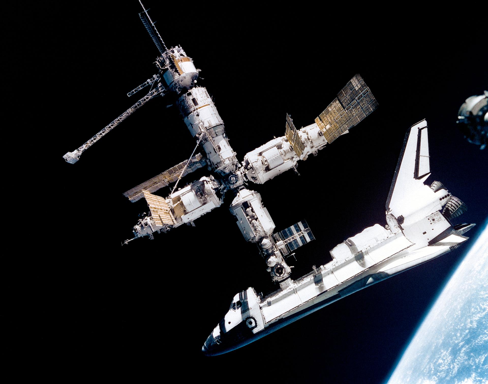 Шаттл «Атлантис» пристыковался к «Миру» во время STS-71, вид с корабля «Союз ТМ-21» — НАСА