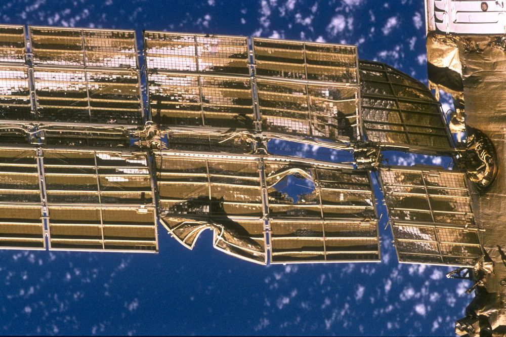 Поврежденные солнечные панели модуля «Спектр» - НАСА