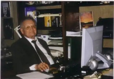 Рейнольд Вебер за написанием мемуаров в 2000 году.