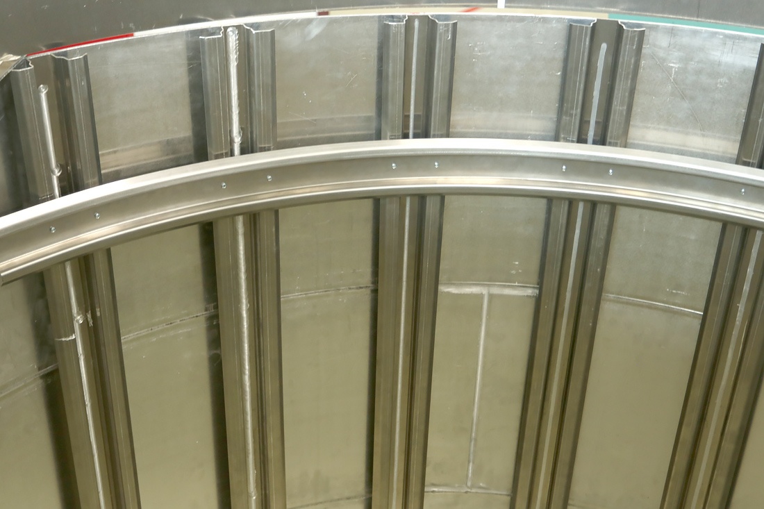 Элемент пробной конструкции тонкостенного бака со стрингерами S7 R&D. Фото автора Элемент пробной конструкции тонкостенного бака со стрингерами S7 R&D. Фото автора