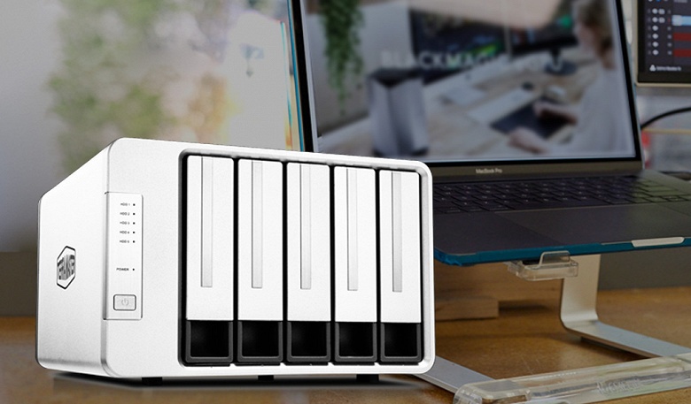 Хранилище TerraMaster D5-300 располагает пятью отсеками для накопителей - 1 Хранилище TerraMaster D5-300 располагает пятью отсеками для накопителей