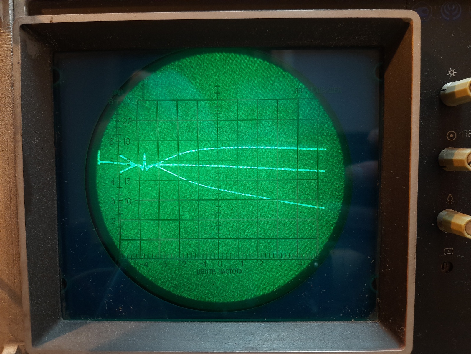 АЧХ в области ВЧ (в клетке 5 кГц по горизонтали, 10 дБ по вертикали, 0 Гц - где всплеск). Завал характеристики в среднем положении связан с некоторым поворотом самой трубки прибора.