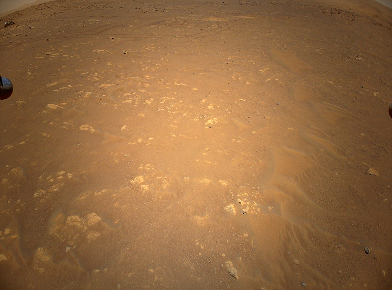 Марсианский вертолёт Ingenuity в полёте снял ровер Perseverance - 1 Марсианский вертолёт Ingenuity в полёте снял ровер Perseverance