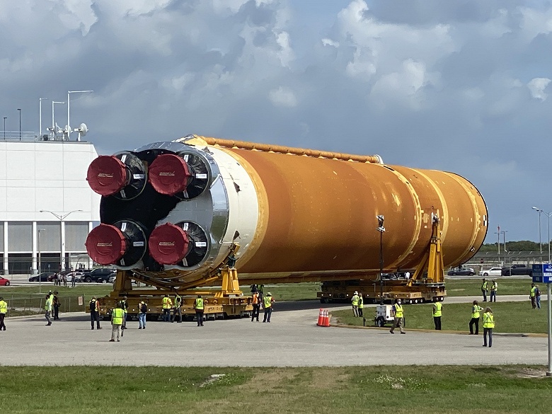 Фотогалерея дня: сверхтяжёлая ракета NASA прибыла во Флориду для лунной миссии «Артемида-1» - 3 Фотогалерея дня: сверхтяжёлая ракета NASA прибыла во Флориду для лунной миссии «Артемида-1»