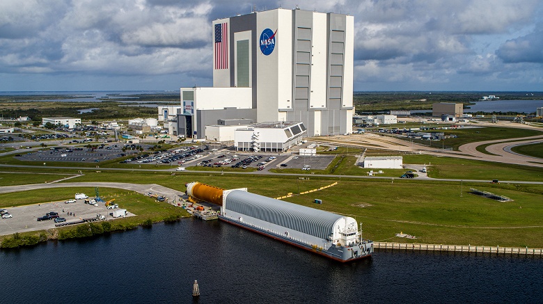 Фотогалерея дня: сверхтяжёлая ракета NASA прибыла во Флориду для лунной миссии «Артемида-1» - 1 Фотогалерея дня: сверхтяжёлая ракета NASA прибыла во Флориду для лунной миссии «Артемида-1»