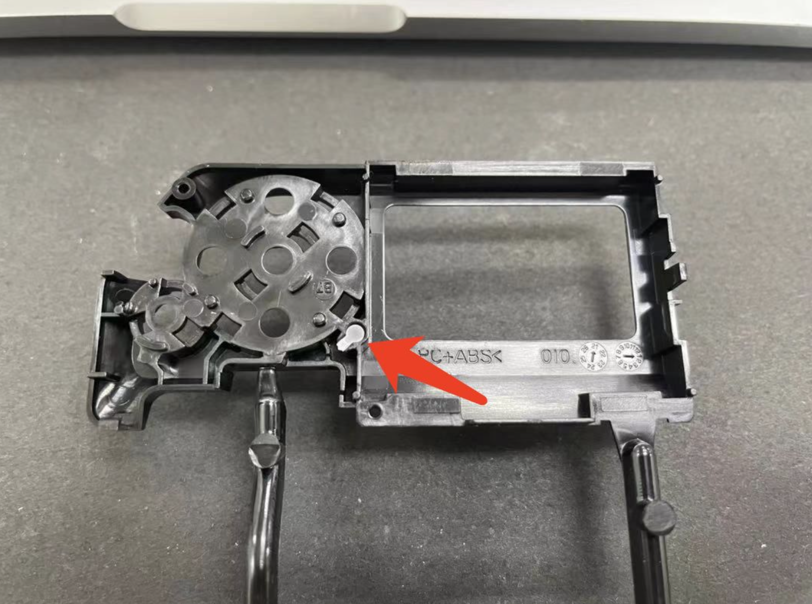 The Lightpipe doesn’t sit tight when assembled to the Display housing