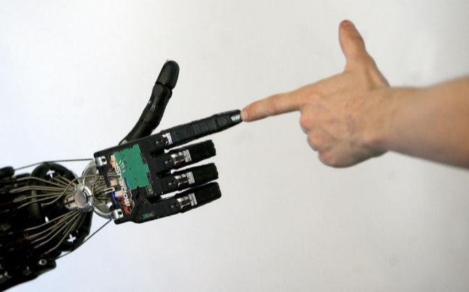 Эта роботизированная рука, управляемая мыслью, может поворачиваться, брать предметы и даже ощущать их - 5