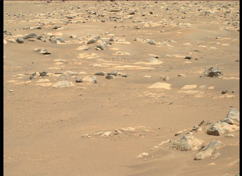 Песок и сине-зеленые камни. NASA опубликовала новую серию снимков марсианской пустыни