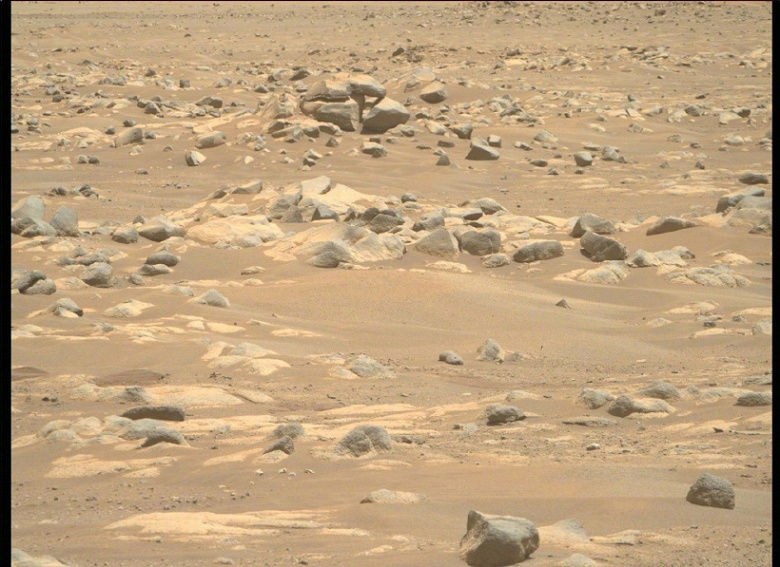 Песок и сине-зеленые камни. NASA опубликовала новую серию снимков марсианской пустыни