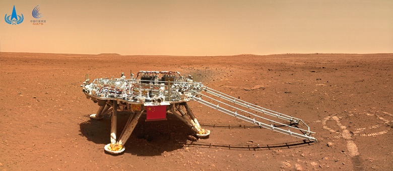 Первый китайский марсоход прислал впечатляющее групповое туристическое селфи с Красной планеты