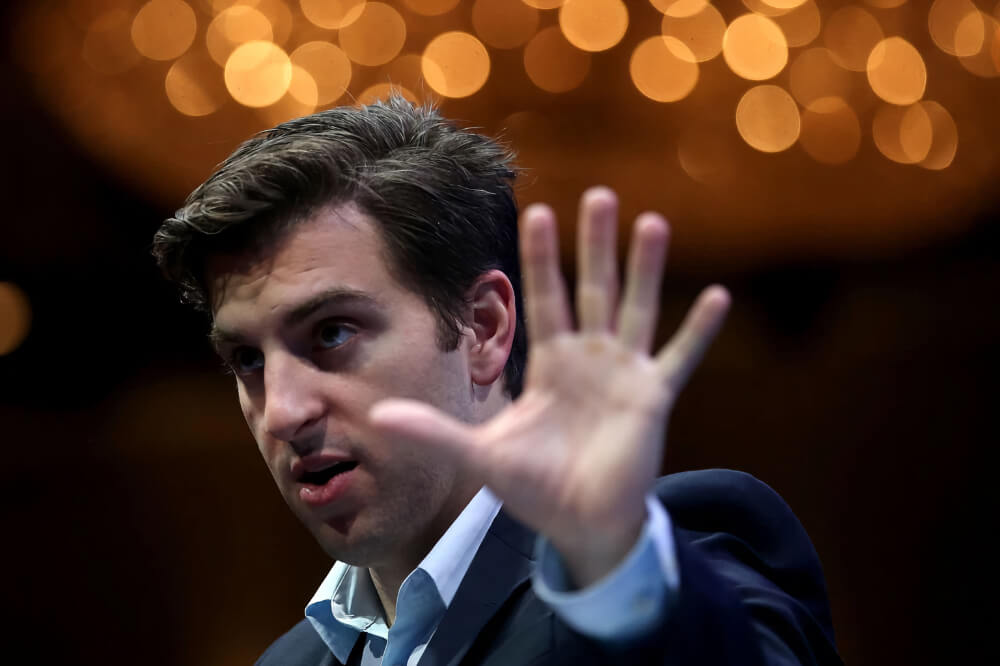 Брайан Чески как бы намекает, что устал от таких инцидентов. Брайан Чески как бы намекает, что устал от таких инцидентов.