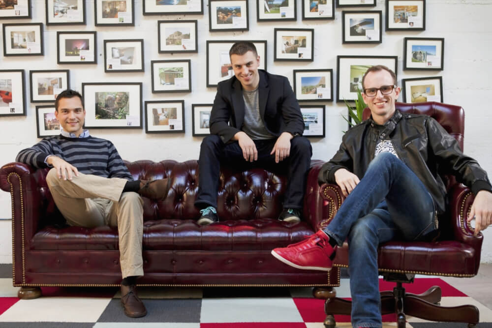 Светлые и прекрасные лица основателей Airbnb, слева направо: Джо Геббиа, Брайан Чески, Натан Блечарчик.