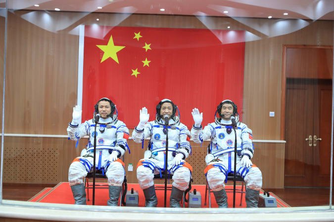 Китай успешно запустил первый пилотируемый корабль к своей космической станции