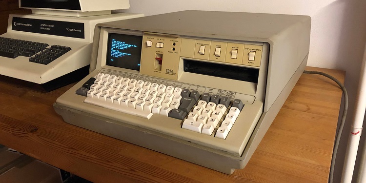 Один из первых коммерческих переносных компьютеров