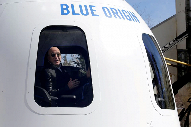 За 10 дней до первого пилотируемого запуска Blue Origin и Джефф Безос получили лицензию на космические путешествия людей