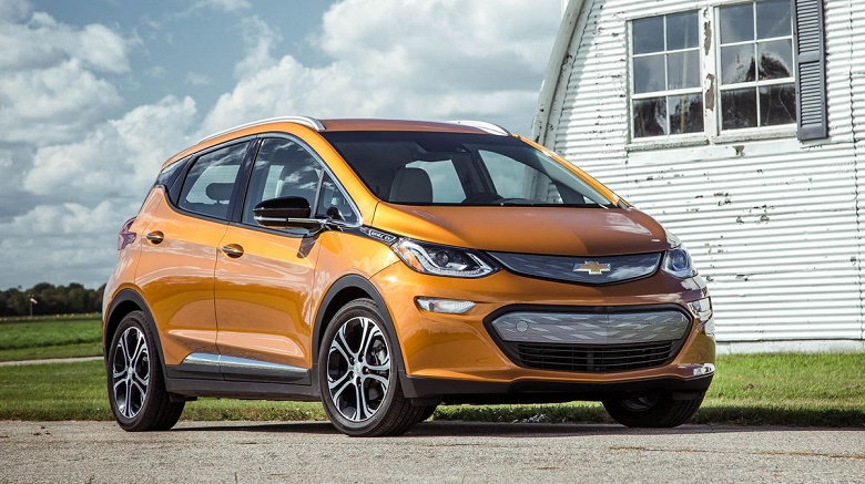 Владельцам электромобилей Chevrolet Bolt 2017-2019 годов выпуска рекомендовано не парковать их в помещениях и не оставлять заряжаться на ночь без присмотра