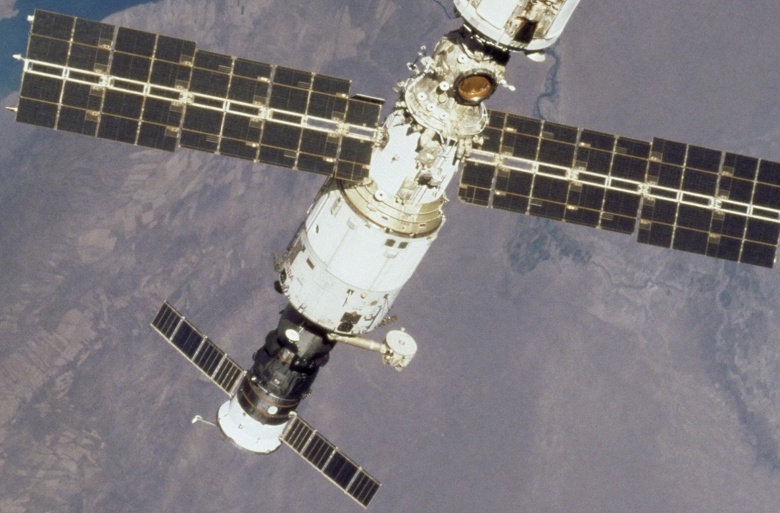 В переходной камере модуля МКС «Звезда» давление за две недели упало в три раза
