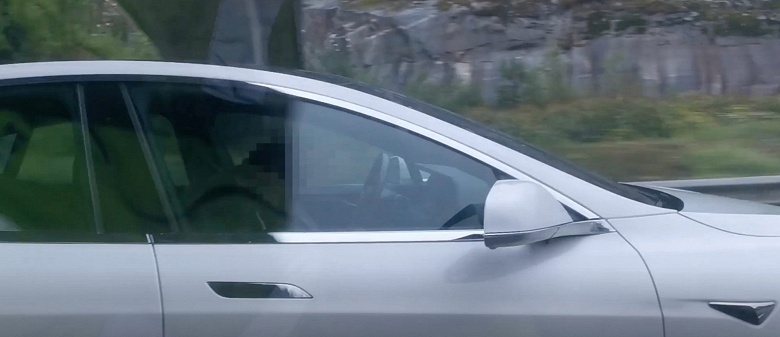Пьяный водитель Tesla Model S уснул за рулём, после чего машина сама остановилась - 1 Пьяный водитель Tesla Model S уснул за рулём, после чего машина сама остановилась