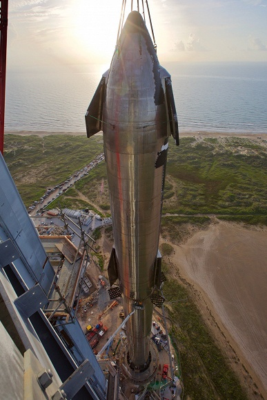У SpaceX получилось: Илон Маск показал огромную гигантскую ракету Super Heavy с установленным кораблём Starship