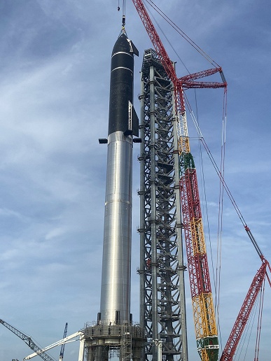 У SpaceX получилось: Илон Маск показал огромную гигантскую ракету Super Heavy с установленным кораблём Starship