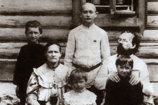Эта фотография как бы говорит нам о том, что Циолковский успевал заниматься не только наукой Эта фотография как бы говорит нам о том, что Циолковский успевал заниматься не только наукой