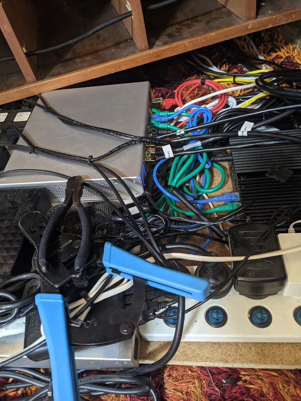 В моём офисном фургоне шесть каналов в интернет, а скоро будет семь - 15