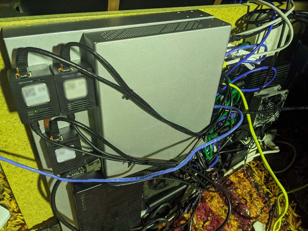 В моём офисном фургоне шесть каналов в интернет, а скоро будет семь - 16