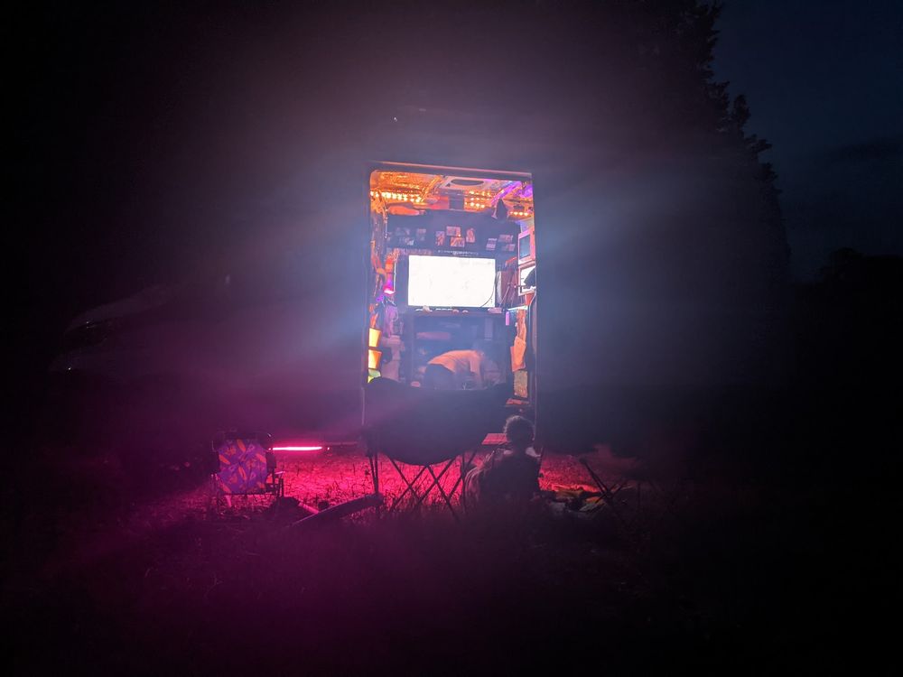 В моём офисном фургоне шесть каналов в интернет, а скоро будет семь - 26