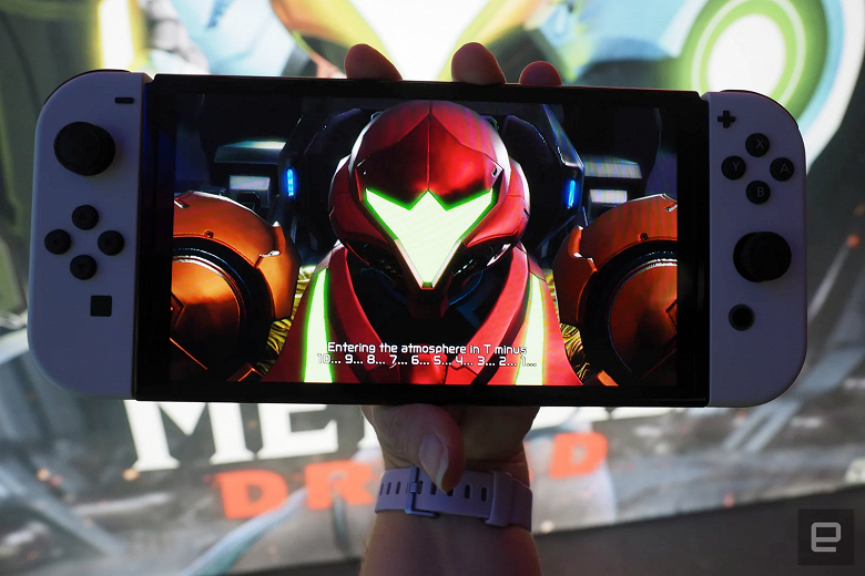 «Новый экран действительно великолепен, это претендент на звание лучшей портативной консоли в истории», — пишет Engadget о Nintendo Switch OLED