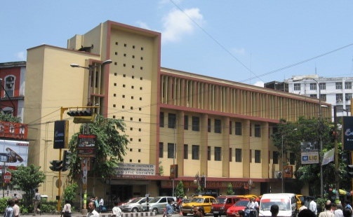 Раньше члены Азиатского общества собирались в здании суда, где работал Джонс, а сейчас их главная резиденция выглядит респектабельно и скучно Раньше члены Азиатского общества собирались в здании суда, где работал Джонс, а сейчас их главная резиденция выглядит респектабельно и скучно