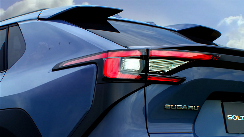 Первый электромобиль Subaru, который является копией машины Toyota. Представлен кроссовер Solterra